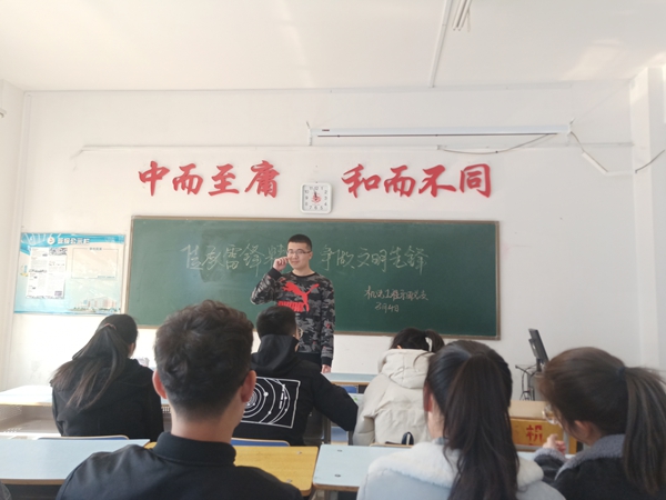 学习雷锋精神，争做文明先锋..jpg