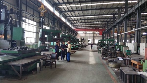 1561602022112196.jpg 机械本182班同学与工人师傅认真学习探讨中QQ图片20190625083515.jpg